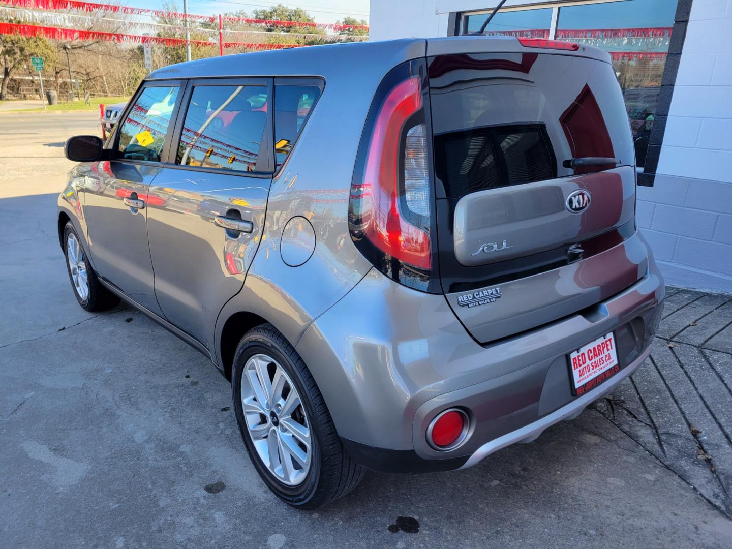 2018 SILVER Kia Soul + (KNDJP3A53J7) with an 2.0L L4 DOHC 16V engine, 6A transmission, located at 503 West Court, Seguin, TX, 78155, (830) 379-3373, 29.568621, -97.969803 - Photo#3